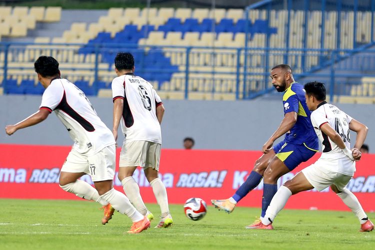 Pemain Arema FC Dalberto Luan Belo saat mengontrol bola pada laga pekan ke-31 Super League 2025-2026 saaat melawan Persik Kediri yang berakhir dengan skor 3-2 di Stadion Gelora Joko Samudro Gresik, Minggu (3/5/2026) sore.