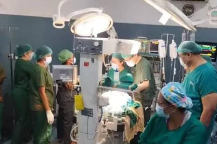 Suasa operasi bayi kembar di RSUD Larantuka, Kabupaten Flores Timur, Minggu (7/5/2023)