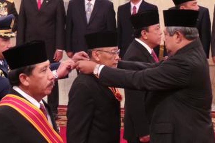 Presiden Susilo Bambang Yudhoyono memberikan Tanda Kehormatan Bintang Mahaputera kepada empat purnawirawan TNI di Istana Negara, Jakarta, Kamis (3/10/2013). 