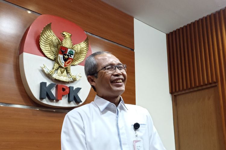 Wakil Ketua KPK Alexander Marwata saat diwawancara sejumlah awak media di gedung Merah Putih KPK terkait penanganan perkara dugaan suap dan gratifikasi yang menjerat Gubernur Papua Lukas Enembe, Selasa (24/10/2022).