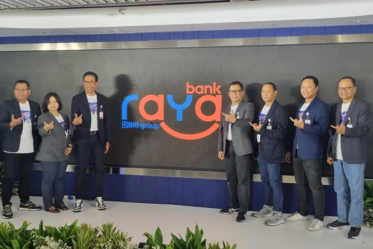 Direktur Utama Bank Raya Ida Bagus Ketut Subagia dan jajaran direksi Bank Raya saat peluncuran logo baru Bank Raya di Menara BRILian, Jakarta, Rabu (8/11/2023).