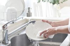 Cuci Piring Sendiri supaya Anak Tidak Alergi