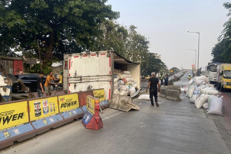 Truk Terguling Dekat Flyover Pesing Jakbar, Muatan Biji Plastik Berserakan