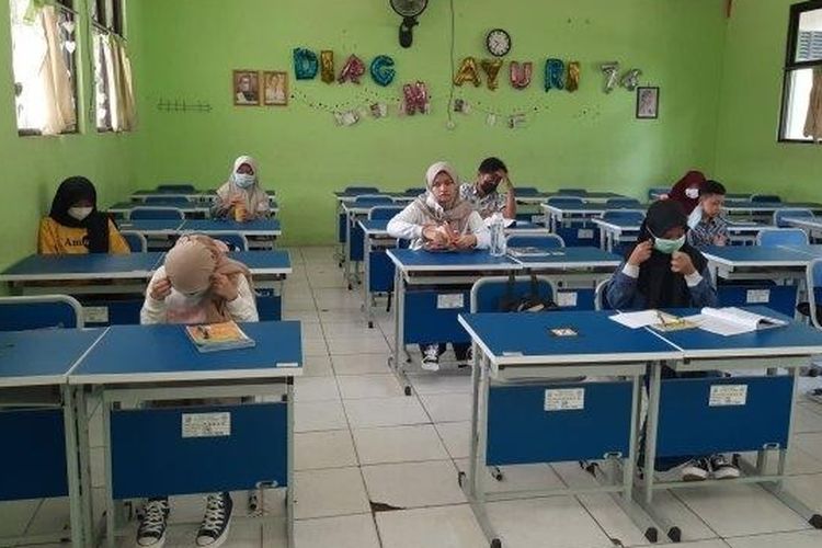 Pembelajaran tatap muka digelar kembali di SMPN 2 Kota Bekasi, Jawa Barat, pada Senin (22/3/2021) secara terbatas di tengah pandemi Covid-19.