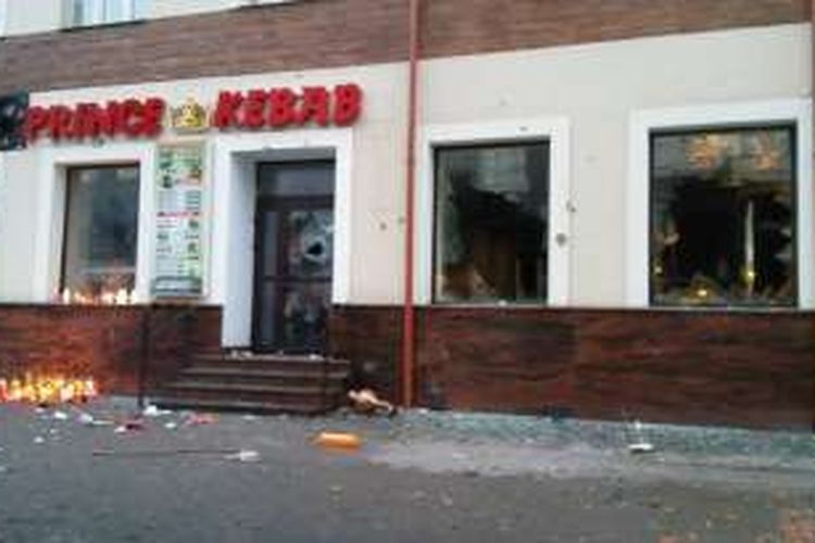Warung Prince Kebab di kota Elk, Polandia yang hancur diserang warga yang marah setelah seorang pemuda setempat tewas dalam perkelahian dengan karyawan warung tersebut.