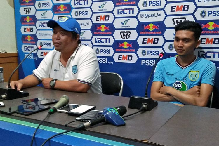 Asisten pelatih Persela Lamongan Danur Dara (kiri) dan Dendy Sulistyawan, usai pertandingan kontra Persekaba Badung.