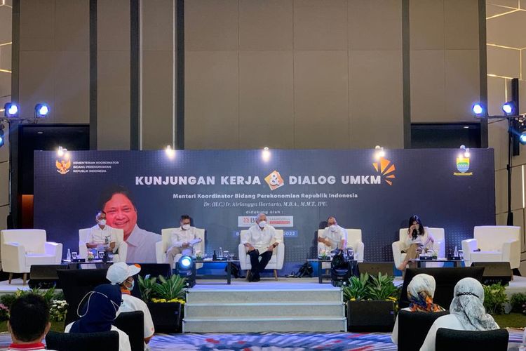 Dialog bersama pelaku UMKM di Bandung, Jawa Barat pada Selasa (15/3/2022).