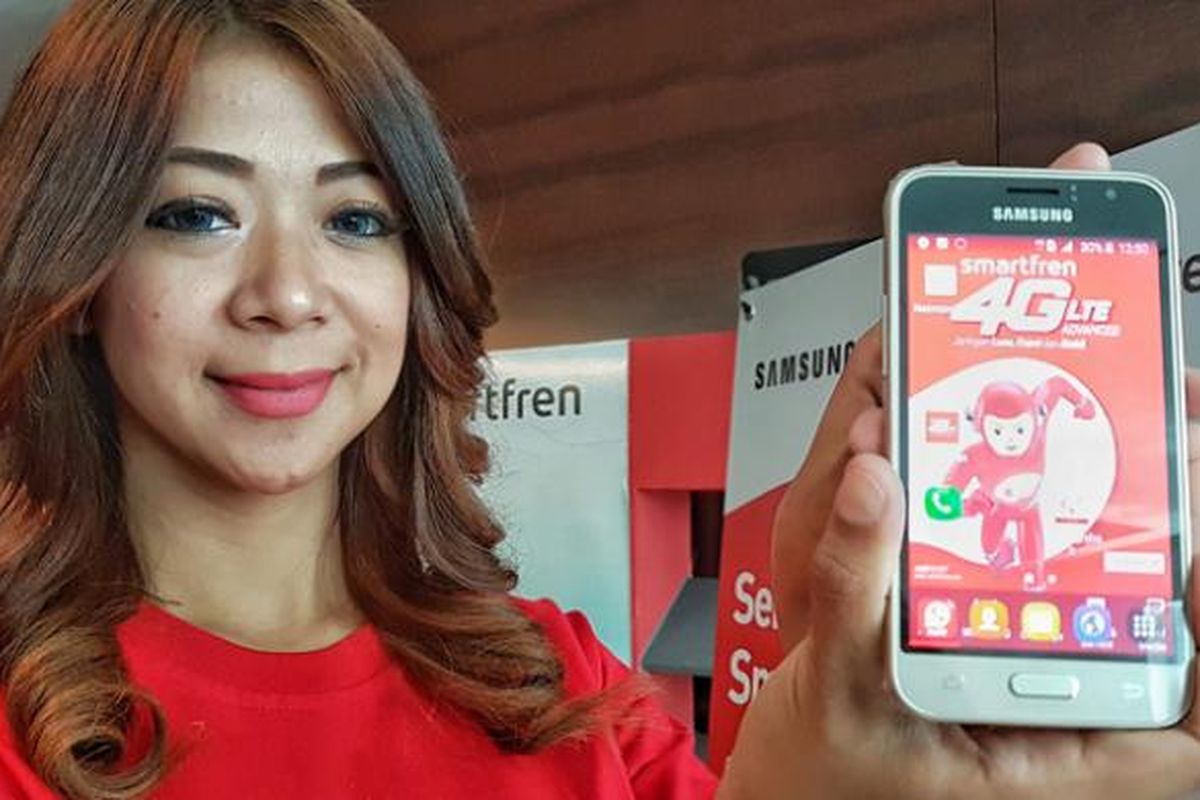 Model sedang memamerkan Samsung J1 dalam acara peluncuran paket bundling Smartfren dengan perangkat tersebut di Jakarta, Selasa (3/5/2016)