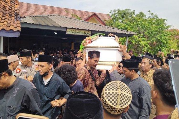 Ribuan warga iringi prosesi pemakaman Buya Syakur di Pondok Pesantren Cadangpinggan Indramayu, Rabu (17/1/2024)

