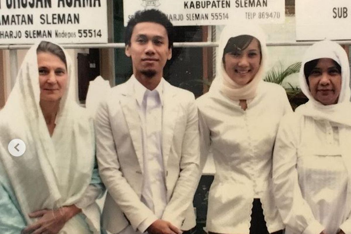 Gitaris Sheila on 7, Eross Candra mengunggah fotonya bersama istri, Sarah Diorita saat ulang tahun pernikahan mereka yang kesepuluh tahun pada 24 September 2019 ini. 