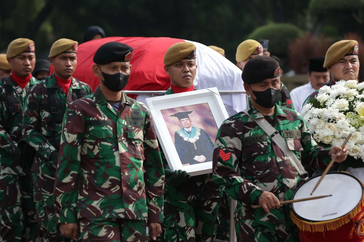 Pemakaman jenazah Ketua Dewan Pers, Azyumardi Azra di Taman Makam Pahlawan Kalibata, Jakarta, Selasa (20/9/2022). Azyumardi Azra berpulang setelah sempat dirawat sejak Jumat (16/9/2022) akibat gangguan kesehatan yang dialaminya saat melakukan kunjungan kerja ke Malaysia.