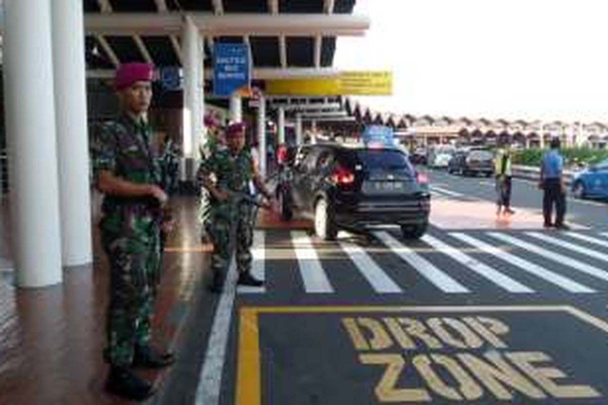 Sejumlah personel Marinir berjaga di pintu kedatangan Terminal 2D Bandara Soekarno-Hatta, Tangerang, Selasa (5/7/2016). Pengamanan di bandara ditingkatkan pasca teror bom di Mapolresta Solo, Selasa pagi.
