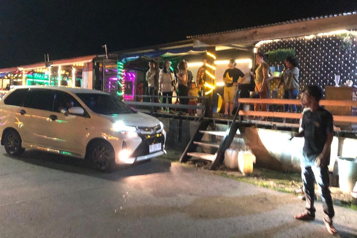 Tim Resmob Satreskrim Polres Palopo, Sulawesi Selatan, Kamis (12/9/2024) malam menangkap pelaku penganiayaan atau penikaman menggunakan senjata tajam jenis badik, sekitar pukul 23.30 WITA di jalan lingkar tanjung Ringgit Kota Palopo terhadap korban bernama AN (17) warga jalan Kelapa Kota Palopo yang bekerja sebagai karyawan Cafe. .