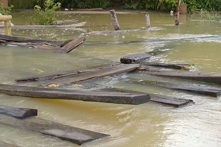 Kondisi jembatan di Sungai Pentasan di Kelurahan Sungai Medang Prabumulih yang rusak setelah terendam bannir dan kondisinya yang tua.