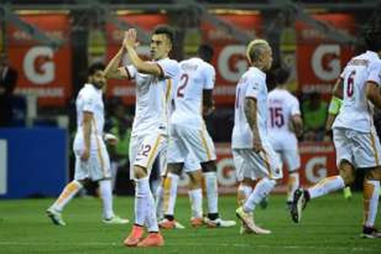 Penyerang AS Roma, Stephan El Shaarawy, membalas aplaus penonton seusai mencetak gol ke gawang AC Milan di San Siro, Sabtu (14/5/2016).