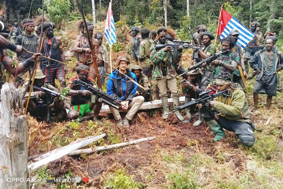 The latest photo of New Zealand pilot Philip Mehrtens (blue jacket) who is being held hostage by separatists in Indonesia's Papua region. 