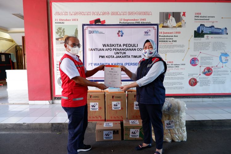 Bantuan APD diberikan PT Waskita Karya (Persero) Tbk kepada Palang Merah Indonesia (PMI) Jakarta Timur.