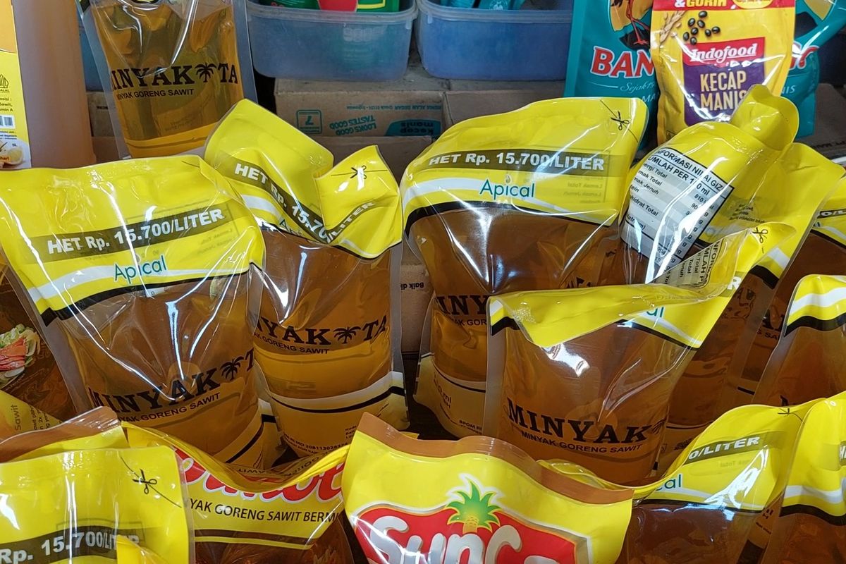 Minyakita saat dipajang di toko milik pedagang di pasar tradisional Anom, Kabupaten Sumenep. 