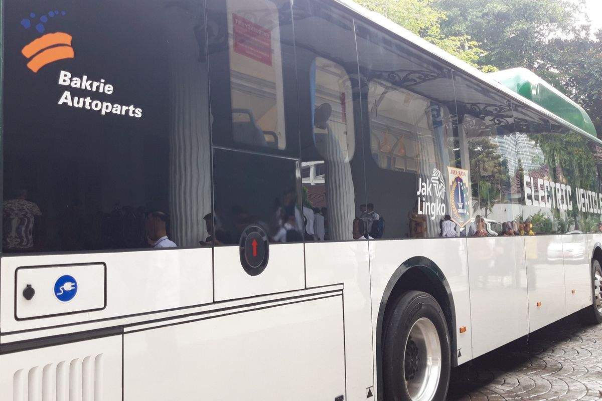 Bus listrik transjakarta di Balai Kota, Jakarta Pusat, Senin (29/4/2019)