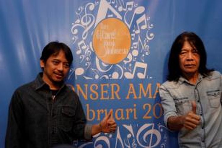 Dewa Budjana (kiri) dan Ian Antono diabadikan usai konferensi pers menjelang Konser Amal Dari Gitaris untuk Indonesia di Bentara Budaya Jakarta (BBJ), Senin (10/2/2014). Konser itu diselenggarakan pada 12 Februari di BBJ mulai pukul 19.30 WIB. 