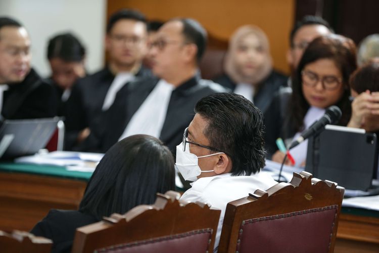 Terdakwa kasus pembunuhan berencana Brigadir Nofriansyah Yosua Hutabarat atau Brigadir J, Putri Candrawathi dan Ferdy Sambo (kiri ke kanan) menjalani sidang di Pengadilan Negeri Jakarta Selatan, Senin (19/12/2022). Sidang kali ini mendengarkan keterangan saksi ahli.