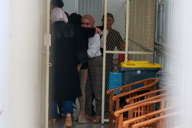 Terdakwa Medina Zein dan selebgram Uci Flowdea berpelukan di ruang tunggu tahanan Pengadilan Negeri Jakarta Selatan pada Kamis (29/9/2022). Pelukan tersebut terjadi usai Medina Zein menerima vonis atas dua perkara, yakni pencemaran nama baik dan perbuatan tidak menyenangkan. 