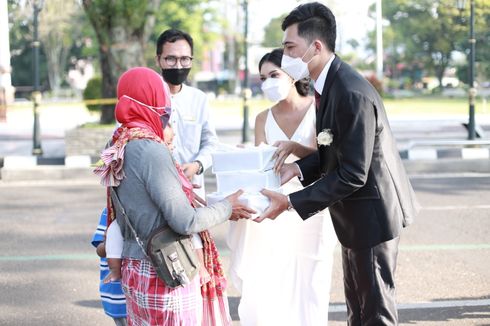 Resepsinya Batal, Pasangan Ini Bagikan Hampers ke Warga, Pengantin: Banyak yang Doakan Kami