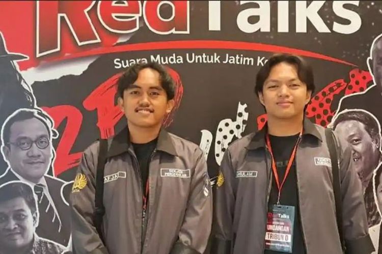 Muhammad Afjar Firdaus, Sekjen Pergerakan BEM Unesa (kiri) dan Ghulam Ahmad Ali Zaini, Kementrian Hubungan Luar Negeri BEM Unesa, usai menghadiri RedTalks, ruang dialog publik yang digelar Tribun Jatim Network bersama PDIP Jatim di Dyandra Convention Centre Surabaya, Sabtu (22/11/2025). 