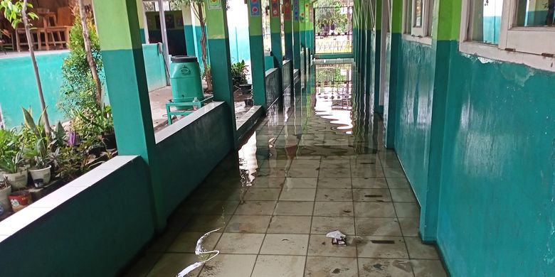Ratusan siswa dan siswi Sekolah Dasar Griya Bandung Indah di Desa Buah Batu, Kecamatan Bojongsoang, Kabupaten Bandung, Jawa Barat terpaksa diliburkan lantaran beberapa kelas milik sekolah terendam banjir yang sudah berlangsung sejak 2017 silam.