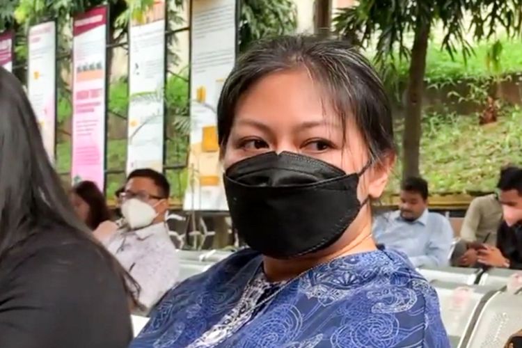 Istri Ronal Surapradja, Seruni Purnamasari, di Pengadilan Agama Jakarta Selatan, Kamis (21/4/2022). 