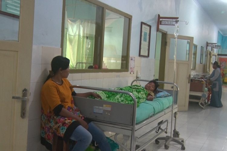 Sejumlah pasien penderita demam berdarah menjalani perawatan di lorong RSUD dr Soedomo Trenggalek Jawa Timur, karena seluruh ruang perawatan penuh (14/02/2020).