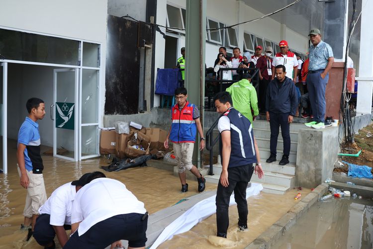 Talang Ambruk dan Banjir di Venue Menembak, Pertandingan Ditunda