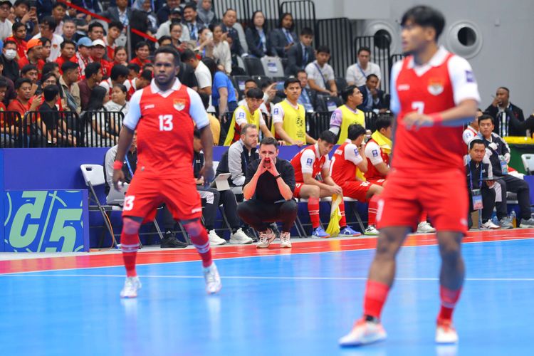 Pelatih timnas futsal Indonesia Hector Souto mengamati permainan anak asuhnya saat laga final antara Indonesia vs Iran AFC Futsal ASIAN CUP 2026,  di Indonesia Arena, Jakarta Pusat, Sabtu (7/2/2026).