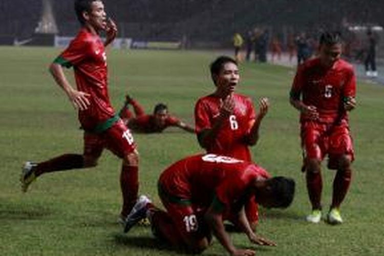 Pemain Indonesia berselebrasi setelah membobol gawang Korea Selatan pada pertandingan kualifikasi Piala Asia U-19 di Stadion Utama Gelora Bung Karno, Jakarta, Sabtu (12/10/2013). Indonesia lolos ke putaran final Piala Asia U-19 yang akan berlangsung di Myanmar tahun depan, setelah menang dengan skor 3-2