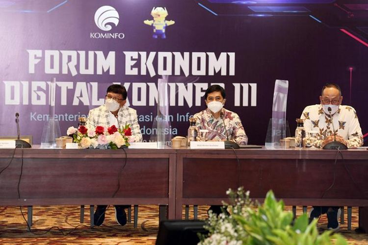 Menteri Komunikasi dan Informatika (Menkominfo), Johnny G. Plate (kiri) dalam Forum Ekonomi Digital III yang berlangsung hibrida dari Jakarta Pusat, Selasa (30/11/2021). 
