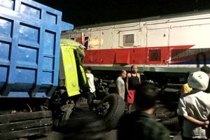 Detik-detik Menegangkan Sopir dan Kernet Dorong Truk Mogok di Rel Blitar Sebelum Dihantam Kereta