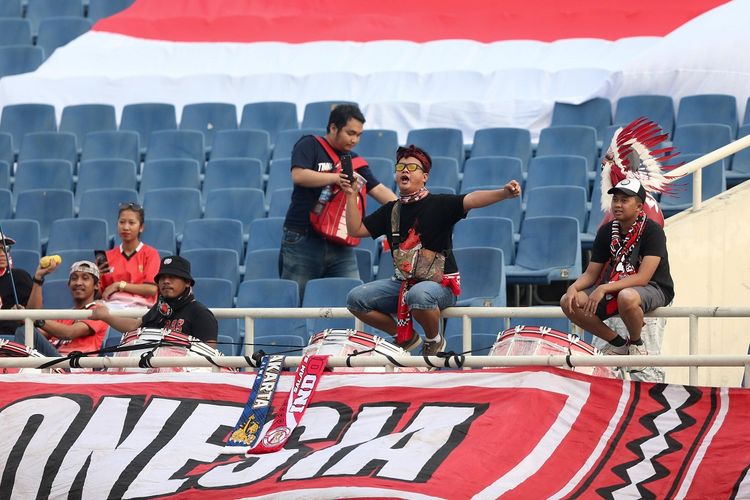 Suporter Indoensia di Stadion My Dinh pada laga Timnas U-23 Indonesia vs Thailand dalam babak kualifikasi Piala Asia U-23 2020, 21 Maret 2019. 