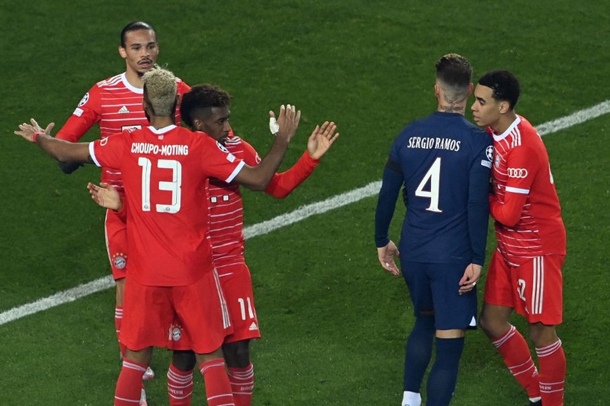 Para pemain Bayern Muenchen merayakan gol Kingsley Coman dalam pertandingan PSG vs Bayern Muenchen pada babak 16 besar Liga Champions 2022-2023 di Stadion Parc des Princes, Rabu (15/2/2023) dini hari WIB. (Foto oleh Alain JOCARD / AFP)