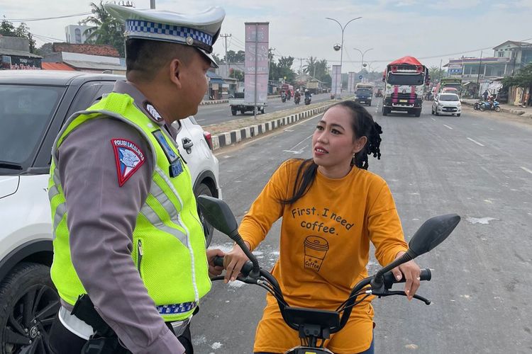 Petugas Direktorat Lalulintas Polda Banten saat memberikan himbauan kepada pengendara sepedah listrik di Jalan Raya Syekh Nawawi Al Bantani, Kota Serang pada hari pertama Operasi Patuh Maung 2023.