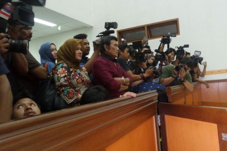 Rhoma Irama berdiri di deretan paling depan pada sidang penyalahgunaan dengan terdakwa putranya, Ridho Rhoma, di PN Jakarta Barat, Selasa (19/9/2017).