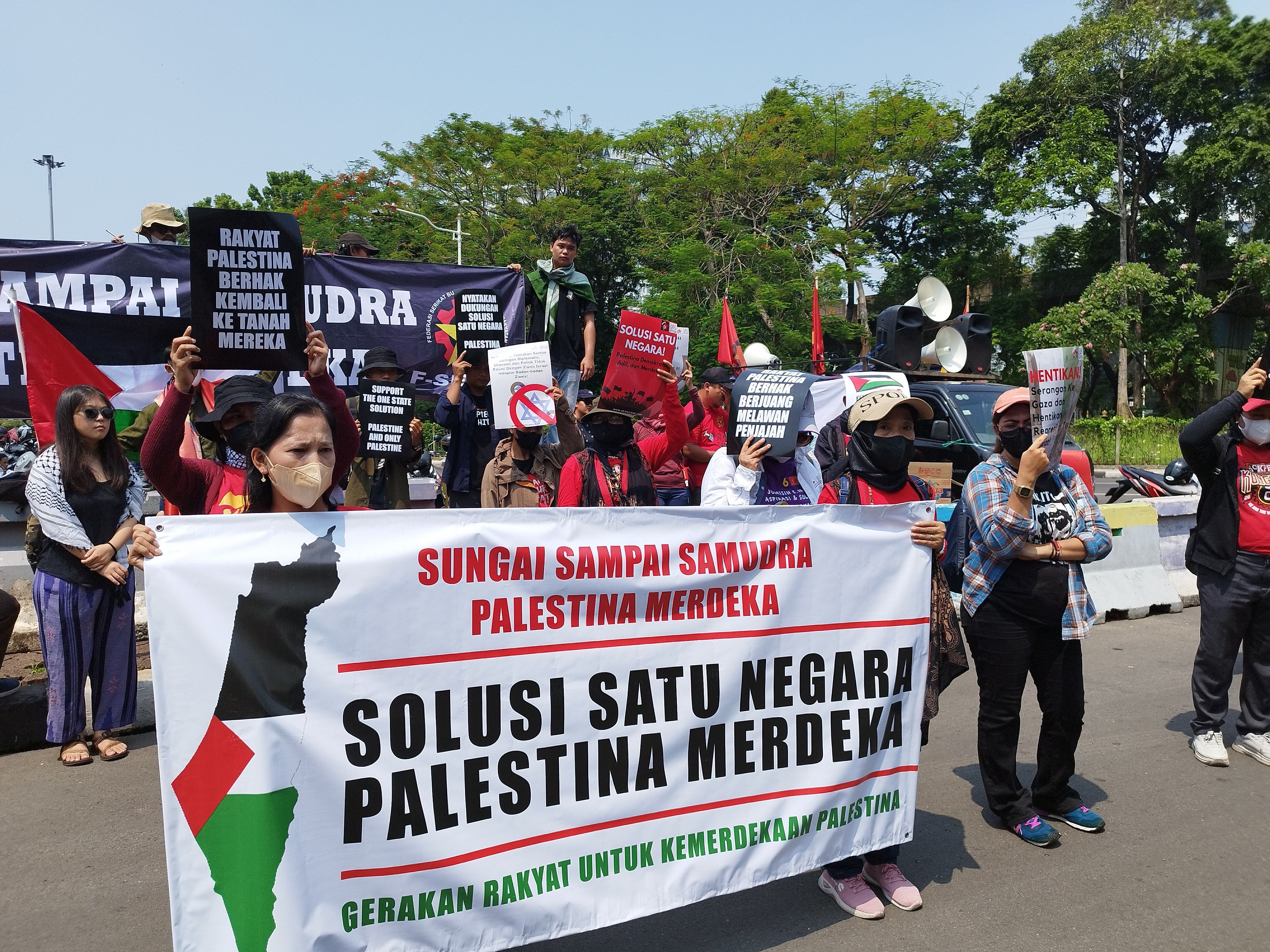 Massa Gelar Aksi Bela Palestina di Depan Kedutaan Besar AS