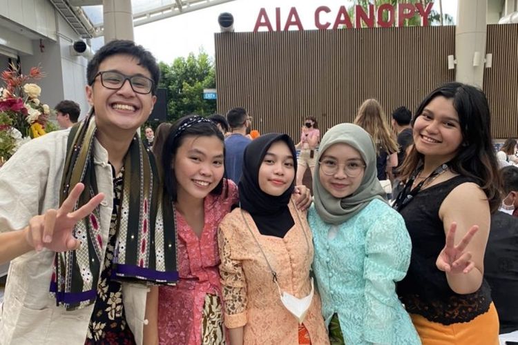 Dhia Alifia Izdihar Hasna (Tengah) Bersama Mahasiswa Indonesia Lain dalam Acara ASEAN Cultural Night di Nanyang Technological University. 