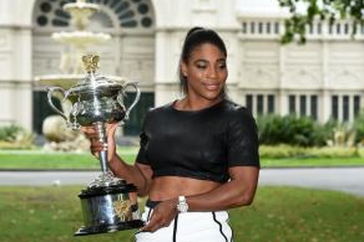 Petenis Amerika Serikat, Serena Williams, berpose dengan trofi Australia Terbuka di Melbourne, Minggu (1/2/2015). Williams juara Australia Terbuka 2015 setelah mengalahkan Maria Sharapova di Final, 6-3, 7-6(5), Sabtu (31/1/2015).