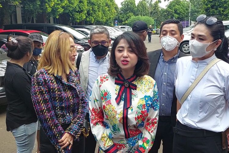 Penyanyi dangdut Dewi Perssik menghadiri sidang perdana kasus perceraiannya dengan Angga Wijaya di Pengadilan Agama Jakarta Selatan.