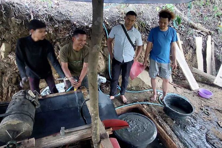 Polisi gerebek tambang emas ilegal di Solok, Sumatera Barat, Rabu (1/2/2023). Delapan orang ditangkap dan jadi tersangka.