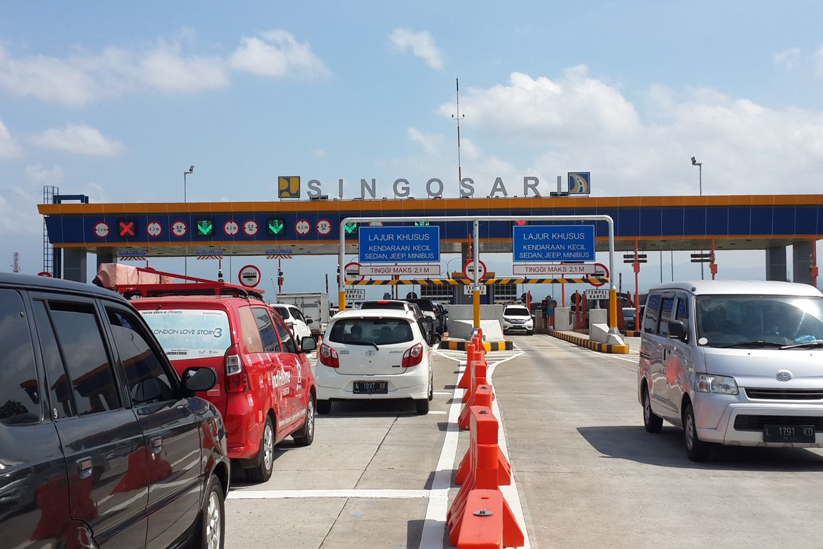 Sejumlah kendaraan saat melintas di Gerbang Tol Singosari, Tol Pandaan-Malang pada Sabtu 1 Juni 2019.