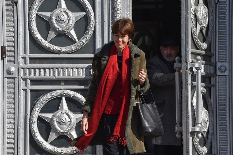 Duta Besar Belanda untuk Rusia, Regina Veronica Maria Jones-Bos meninggalkan kantor Kementerian Luar Negeri Rusia di Moskwa, Jumat (30/3/2018). Rusia telah memanggil sejumlah duta besar negara-negara yang mengusir diplomatnya untuk menyampaikan tindakan balasan.
