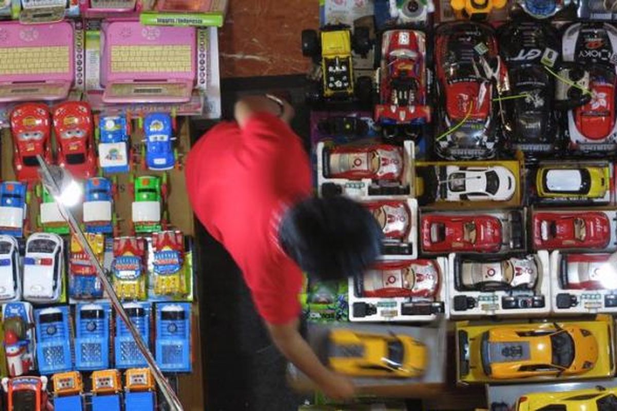 Mainan anak yang sebagian besar produk impor dari Cina dijual di Blok M Square, Jakarta, Selasa (16/10/2012). Tahun ini pemerintah fokus pada penerapan SNI untuk produk mainan anak, tekstil dan produk tekstil, serta elektronik. Selain untuk mengendalikan impor, peneraan SNI ini juga untuk melindungi konsumen

