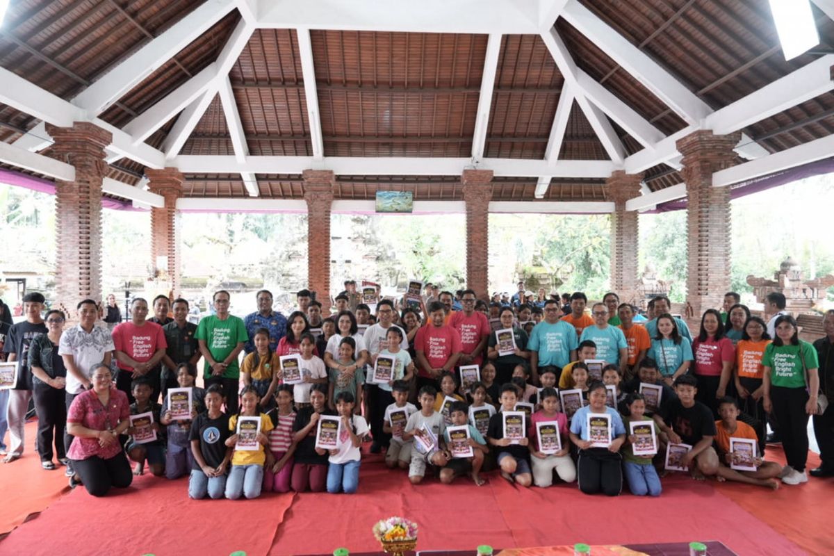 Bupati Badung, I Wayan Adi Arnawa saat meresmikan peluncuran program Bimbel Bahasa Inggris gratis tersebut di Balai Banjar Karang Dalem II, Desa Bongkasa Pertiwi, Abiansemal, Selasa (20/5/2025).
