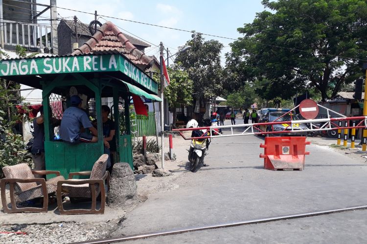 Pos perlintasan KA di Jalan Pagesangan Surabaya